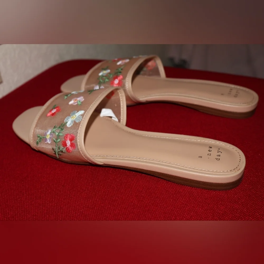 A New Day Tan Floral Embroidered Slide Sandals. Women's 7 1/2. NWOT. - Picture 4 of 8
